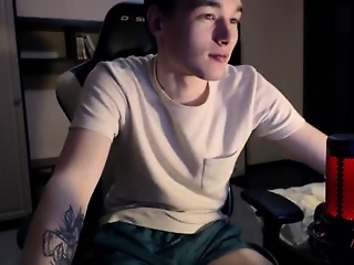 yan_rizen is 22 year old webcam boy