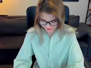 lisa_roses is 18 year old shy webcam girl