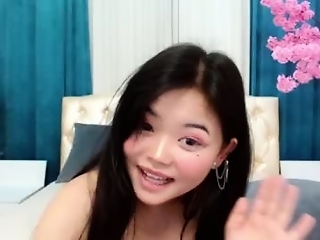 missoku is 21 year old shy asian webcam girl